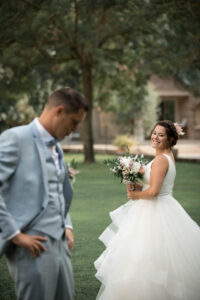 la marié regarde le marié